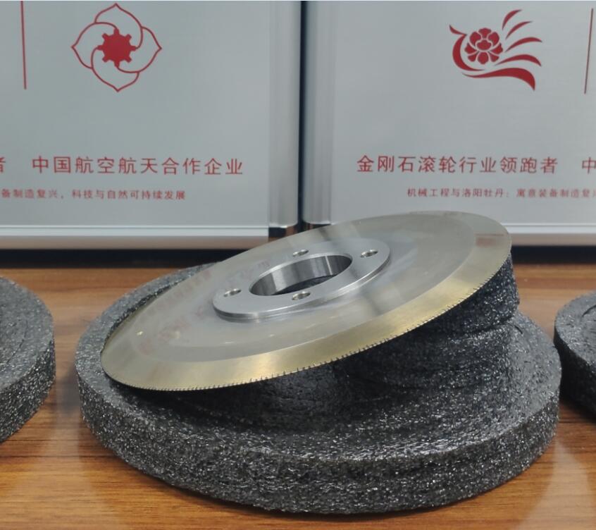 金剛石滾輪的種類有哪些？生產(chǎn)加工應(yīng)注意哪些？華菱一篇文章告訴你